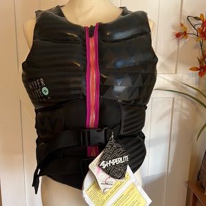 18 Hyperlite Ladies Team Vest NWT USCG Approved